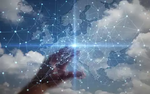 Leuchtend blaues digitales Netzwerkgitter über einer dezenten Europakarte mit abstrakten Wolkenformationen im Hintergrund. - Foto: über boerse-global.de