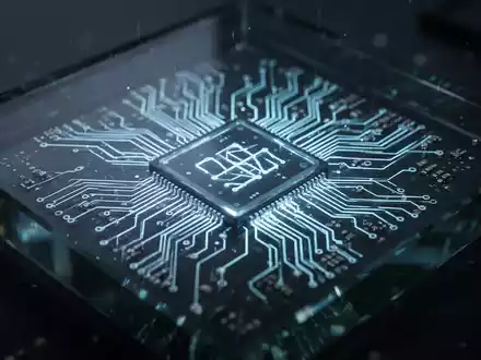 Nahaufnahme eines leuchtenden Mikrochips mit feinen Leiterbahnen, symbolisiert Datenverwundbarkeit und Hardwarefehler. - Foto: über boerse-global.de