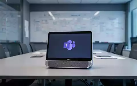 Cisco Desk Pro Gen. 2 Gerät mit Microsoft Teams-Logo auf dem Bildschirm, in einem modernen Büro-Meetingraum. - Foto: über boerse-global.de