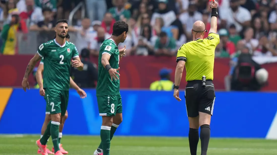 Schiedsrichter Anthony Taylor zeigte nach Videobeweis die Rote Karte. - Bild: Stephanie Scarbrough/AP/dpa