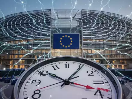 Digitales Overlay leuchtender neuronaler Netzlinien auf dem Europäischen Parlament, mit einem Zifferblatt im Vordergrund. - Foto: über boerse-global.de