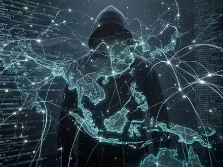 Digitale Karte Südostasiens mit leuchtenden Datenflusslinien und einer schattenhaften Figur im Hintergrund. - Foto: über boerse-global.de