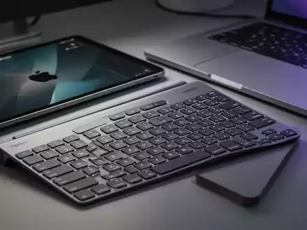 Schlanke, moderne Funk-Tastatur neben einem Apple iPad, als Symbol für Drittanbieter-Alternativen. - Foto: über boerse-global.de