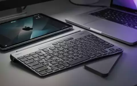 Schlanke, moderne Funk-Tastatur neben einem Apple iPad, als Symbol für Drittanbieter-Alternativen. - Foto: über boerse-global.de