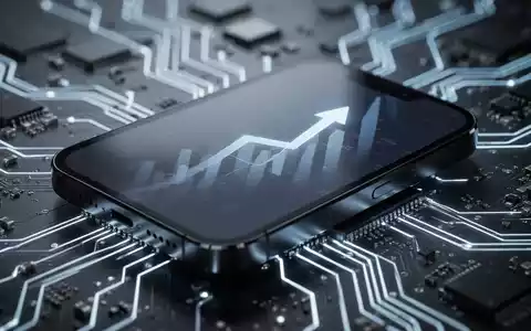 Ein modernes Smartphone, das Apple repräsentiert, mit unscharfen Schaltkreisen und Mikrochips im Hintergrund, die Preiserhöhungen andeuten. - Foto: über boerse-global.de