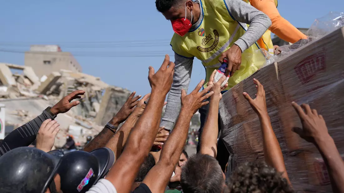 Mehr als 70.000 Familien wurden in La Guaira laut Behörden von den Erdbeben betroffen. - Bild: Ariana Cubillos/AP/dpa