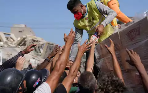 Mehr als 70.000 Familien wurden in La Guaira laut Behörden von den Erdbeben betroffen. - Foto: Ariana Cubillos/AP/dpa