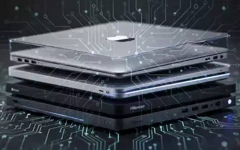 Stapel von Apple- und Microsoft-Geräten mit leuchtenden Leiterplattenmustern, die steigende Technikpreise durch KI symbolisieren. - Foto: über boerse-global.de