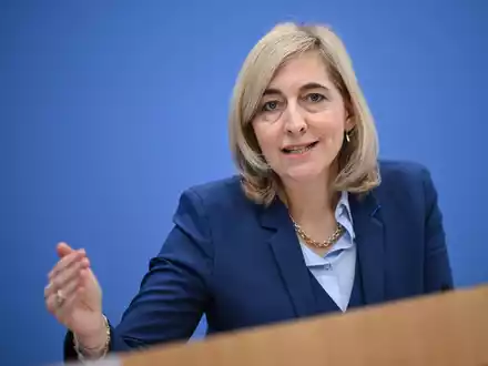 Die Gesundheitsministerin tritt Kritik an ihren Plänen für die Pflegeversicherung entgegen. (Archivbild) - Foto: Britta Pedersen/dpa