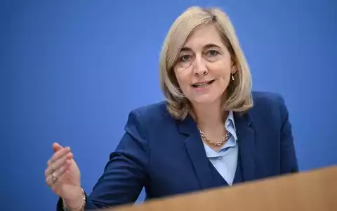 Die Gesundheitsministerin tritt Kritik an ihren Plänen für die Pflegeversicherung entgegen. (Archivbild) - Foto: Britta Pedersen/dpa
