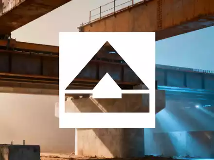 Abstrakte, atmosphärische Szene der Bau- und Infrastrukturbranche mit Fokus auf Stabilität und Projektumsetzung. - Foto: über boerse-global.de