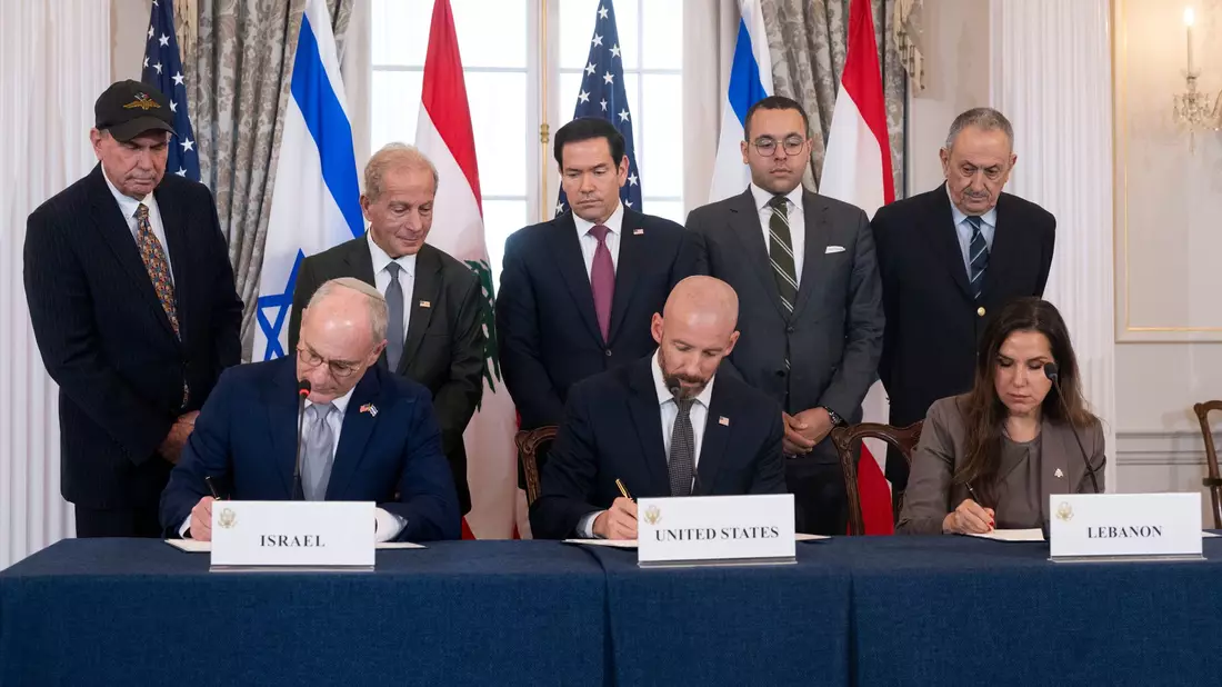 Vertreter des Libanons und Israels unterzeichnen ein Rahmenabkommen in Washington.  - Bild: Kevin Wolf/FR33460 AP/AP/dpa