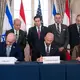 Vertreter des Libanons und Israels unterzeichnen ein Rahmenabkommen in Washington.  - Bild: Kevin Wolf/FR33460 AP/AP/dpa