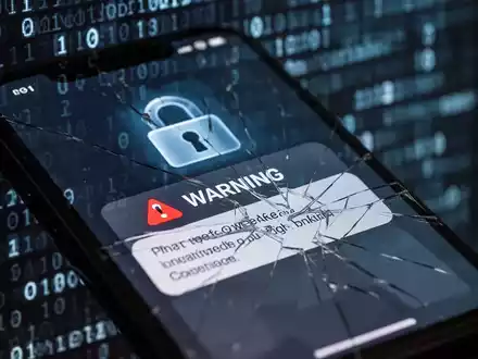 Nahaufnahme eines Smartphone-Bildschirms mit Sicherheitswarnung, unscharfer digitaler Code im Hintergrund, symbolisiert mobile Banking-Bedrohungen. - Foto: über boerse-global.de
