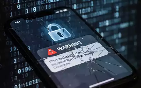 Nahaufnahme eines Smartphone-Bildschirms mit Sicherheitswarnung, unscharfer digitaler Code im Hintergrund, symbolisiert mobile Banking-Bedrohungen. - Foto: über boerse-global.de