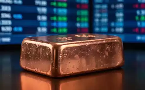 Ein glänzender Kupferbarren mit einer unscharfen Spiegelung eines Börsentickers im Hintergrund. - Foto: über boerse-global.de