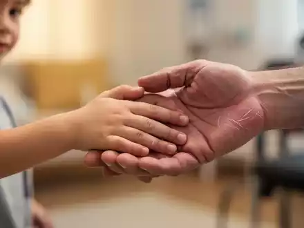 Eine Kinderhand berührt sanft eine Erwachsenenhand, die beide leichte Anzeichen von Gelenkbeschwerden aufweisen. - Foto: über boerse-global.de