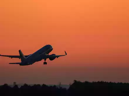 Pünktlich zur Urlaubszeit wird weniger Ticketsteuer fällig. (Archivbild) - Foto: Jan Woitas/dpa/dpa-tmn