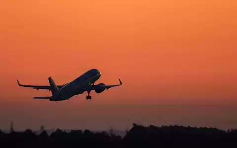 Pünktlich zur Urlaubszeit wird weniger Ticketsteuer fällig. (Archivbild) - Foto: Jan Woitas/dpa/dpa-tmn