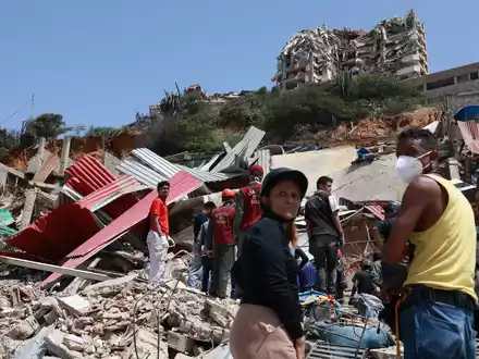 Menschen suchen fieberhaft nach Überlebenden unter den Trümmern.  - Foto: Javier Campos/