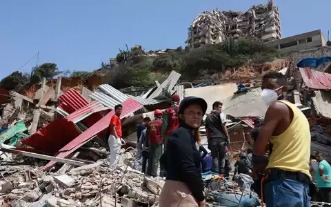 Menschen suchen fieberhaft nach Überlebenden unter den Trümmern.  - Foto: Javier Campos/