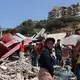 Menschen suchen fieberhaft nach Überlebenden unter den Trümmern.  - Bild: Javier Campos/