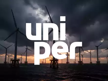 Offshore-Windturbinen vor einem dramatischen, stürmischen Abendhimmel, die erneuerbare Energien und langfristige Stromabnahmeverträge symbolisieren. - Foto: über boerse-global.de
