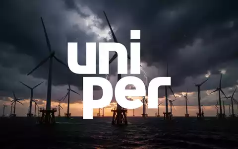 Offshore-Windturbinen vor einem dramatischen, stürmischen Abendhimmel, die erneuerbare Energien und langfristige Stromabnahmeverträge symbolisieren. - Foto: über boerse-global.de