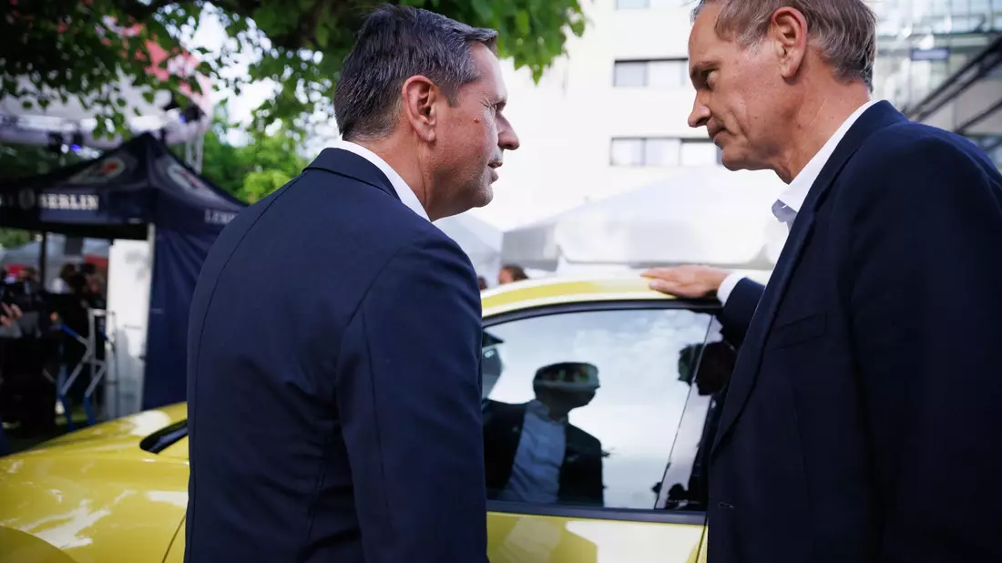 Ministerpräsident Olaf Lies (l.) spricht mit VW-Chef Oliver Blume. Niedersachsen ist zweitgrößter Anteilseigner des Konzerns, Lies sitzt für das Land im Aufsichtsrat. (Archivbild) - Bild: Carsten Koall/dpa
