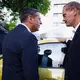 Ministerpräsident Olaf Lies (l.) spricht mit VW-Chef Oliver Blume. Niedersachsen ist zweitgrößter Anteilseigner des Konzerns, Lies sitzt für das Land im Aufsichtsrat. (Archivbild) - Bild: Carsten Koall/dpa