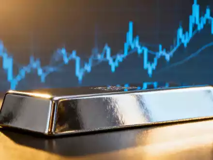 Ein glänzender Silberbarren vor einem unscharfen Hintergrund mit einem subtilen Börsenkursdiagramm. - Foto: über boerse-global.de