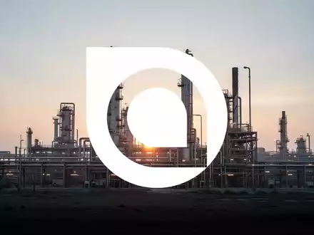 Eine riesige, moderne Industrieanlage bei Sonnenaufgang, die Wachstum und Innovation in einem aufstrebenden Markt symbolisiert. - Foto: über boerse-global.de