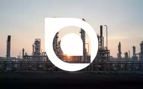 Eine riesige, moderne Industrieanlage bei Sonnenaufgang, die Wachstum und Innovation in einem aufstrebenden Markt symbolisiert. - Foto: über boerse-global.de