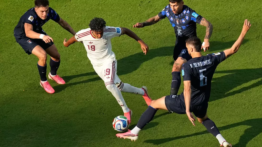 Lamine Yamal (2.v.l.) bekam von Uruguay selten viel Platz. - Bild: Fernando Llano/AP/dpa