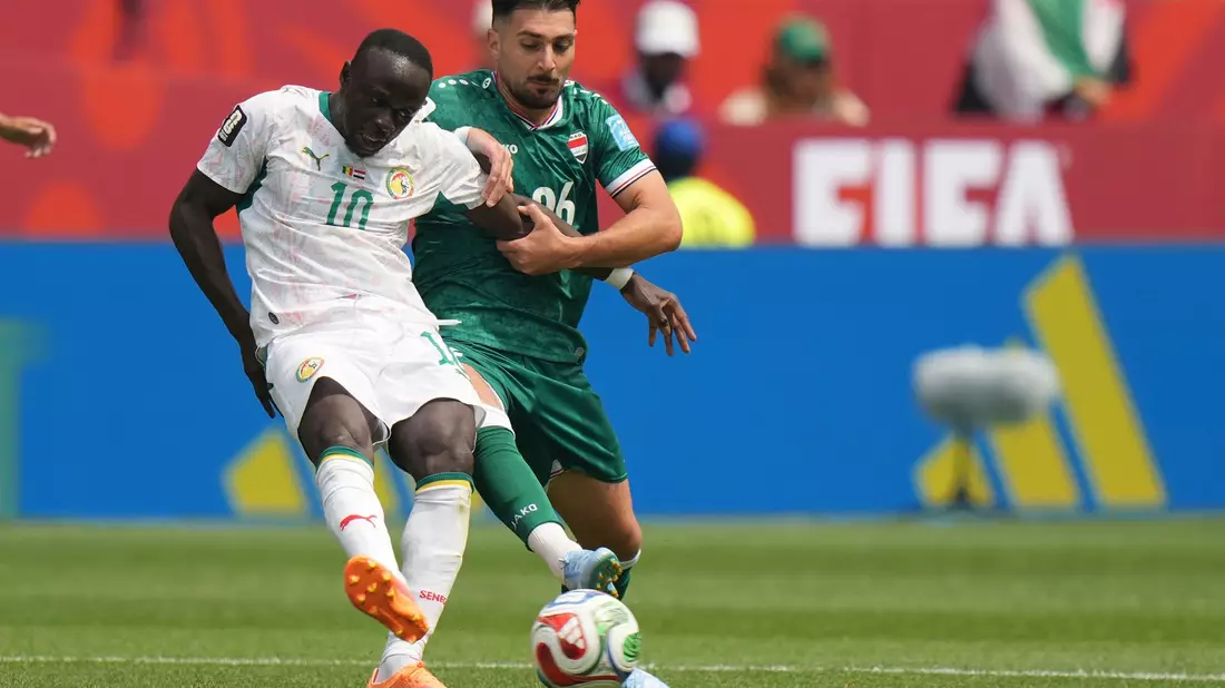 Sadio Mané (links) kann mit Senegal noch auf das Sechzehntelfinale hoffen. - Bild: Stephanie Scarbrough/AP/dpa