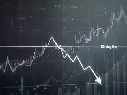 Abstrakte Darstellung von Finanzmarktdaten mit einer roten Linie, die eine horizontale graue Linie nach unten kreuzt, symbolisiert einen moderaten negativen Trend. - Foto: über boerse-global.de