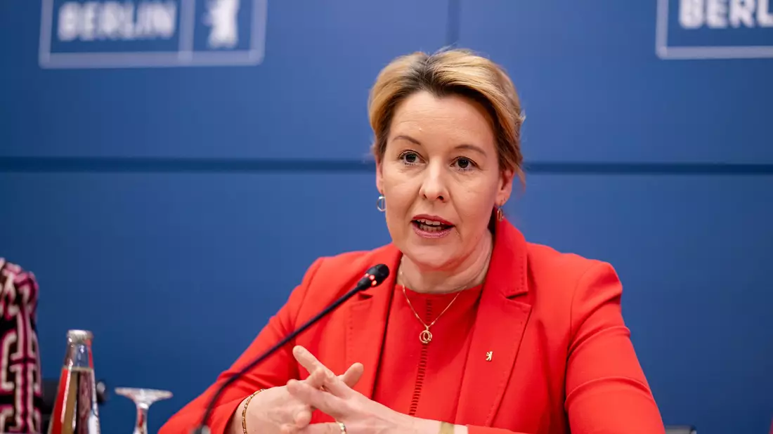 Berlins Wirtschaftssenatorin Franziska Giffey widerspricht der SPD-Co-Chefin Bärbel Bas. (Archivbild) - Bild: Fabian Sommer/dpa