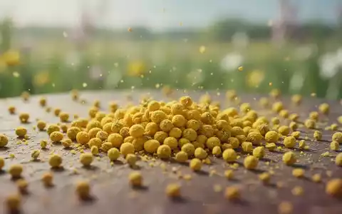 Makroaufnahme von gelben Blütenpollen, die auf einer Oberfläche verstreut sind. - Foto: über boerse-global.de