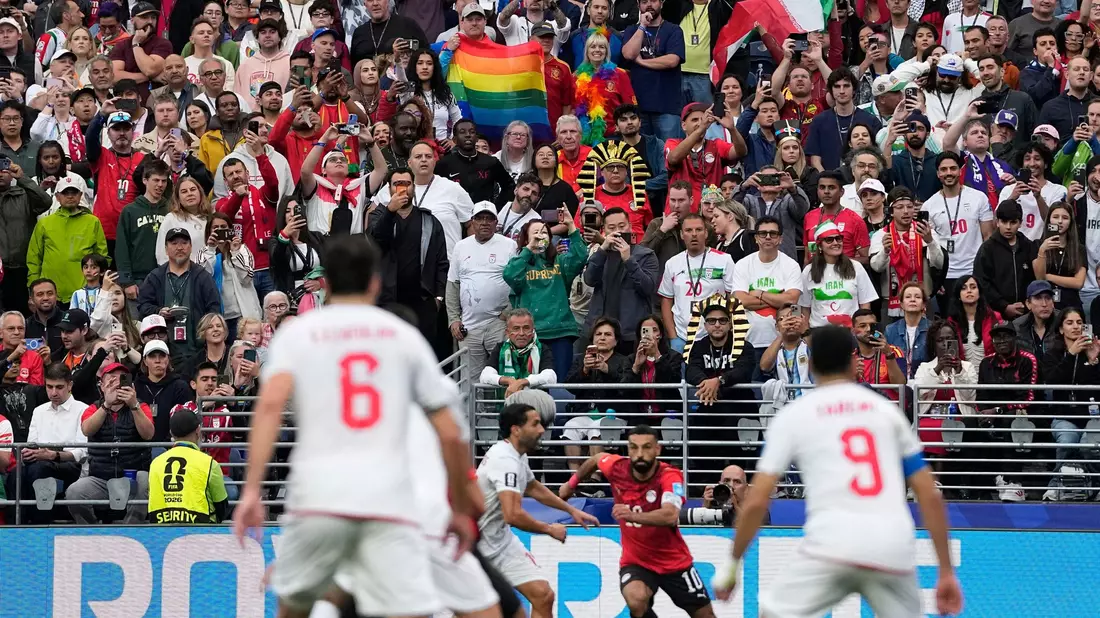 Ein paar Regenbogenfahnen waren auf der Tribüne zu sehen. - Bild: Lindsey Wasson/AP/dpa