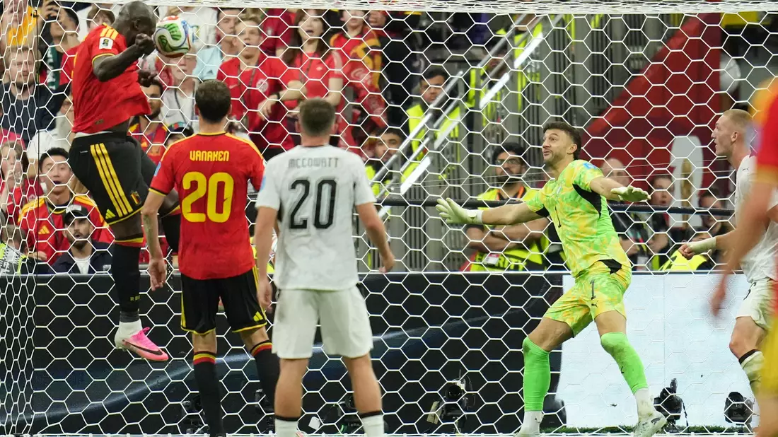 Romelu Lukaku trifft direkt nach seiner Einwechslung zum 4:1.  - Bild: Abbie Parr/AP/dpa