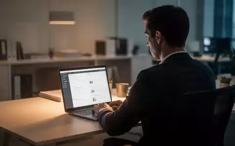 Eine Person sitzt konzentriert an einem modernen Schreibtisch mit einem Laptop, umgeben von einer ruhigen Arbeitsumgebung. - Foto: über boerse-global.de