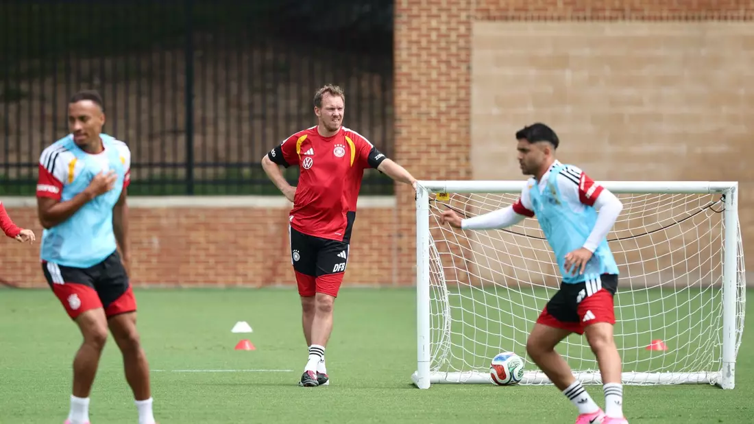 Beim Training schaute Nagelsmann ganz genau hin.  - Bild: Christian Charisius/dpa