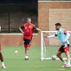 Beim Training schaute Nagelsmann ganz genau hin.  - Bild: Christian Charisius/dpa