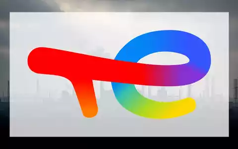 Abstrakte, atmosphärische Darstellung des Energiesektors mit entfernten Industriesilhouetten und einem trüben Himmel, die Umweltprüfung und rechtliche Herausforderungen symbolisiert. - Foto: über boerse-global.de