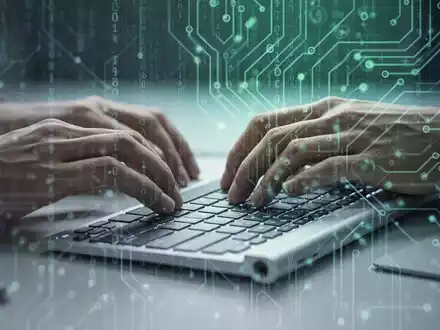 Nahaufnahme von Händen, die auf einer Computertastatur tippen, mit abstraktem digitalem Code, der auf den Tasten reflektiert wird, was Softwareeffizienz symbolisiert. - Foto: über boerse-global.de