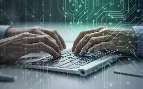 Nahaufnahme von Händen, die auf einer Computertastatur tippen, mit abstraktem digitalem Code, der auf den Tasten reflektiert wird, was Softwareeffizienz symbolisiert. - Foto: über boerse-global.de