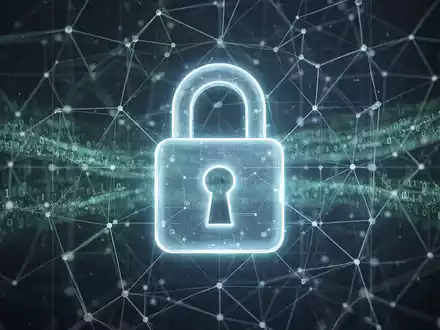 Leuchtendes digitales Vorhängeschloss-Symbol über einem Netzwerkgitter, das Datenschutz und Sicherheit im Technologiekontext symbolisiert. - Foto: über boerse-global.de