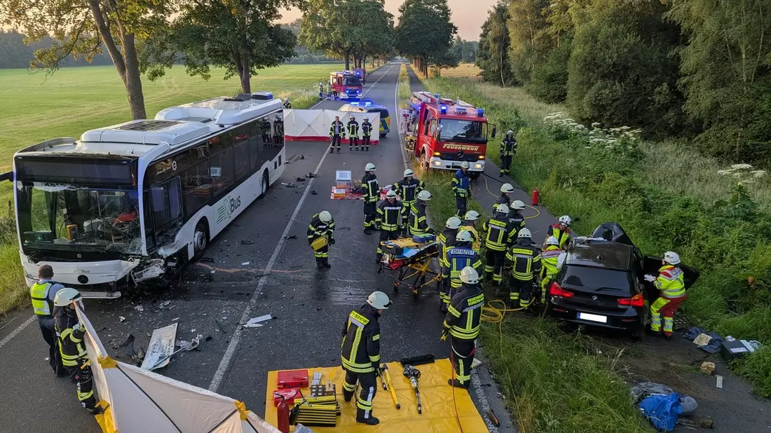 FW-KLE: Schwerer Verkehrsunfall zwischen Linienbus und Pkw auf der B 57 - BMW-Fahrer schwer verletzt - Bild: presseportal.de
