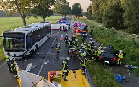 FW-KLE: Schwerer Verkehrsunfall zwischen Linienbus und Pkw auf der B 57 - BMW-Fahrer schwer verletzt - Foto: presseportal.de