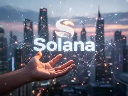 Eine Hand greift nach einem leuchtenden, vernetzten Solana-Logo vor einem verschwommenen, futuristischen Stadtbild bei Dämmerung. - Foto: über boerse-global.de